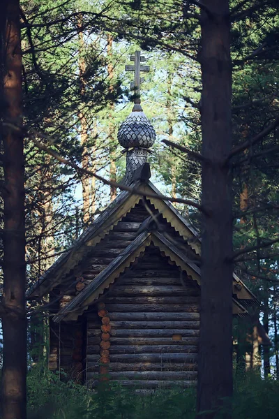 Malý Dřevěný Kostel Lese Letní Krajina Domorodá Ortodoxní Víra Koncept — Stock fotografie