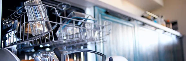 Open Dishwasher Kitchen Dishes Clean Plates Kitchen Lifestyle View — Stock Photo, Image