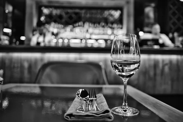 晚上在餐馆里 模糊的抽象背景 Bokeh 酒精概念 酒吧里的酒杯 — 图库照片