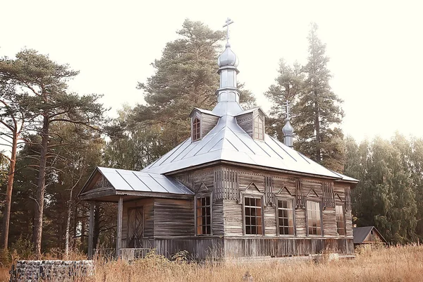 Ormandaki Küçük Ahşap Kilise Yaz Manzarası Yerel Ortodoks Inanç Kavramı — Stok fotoğraf
