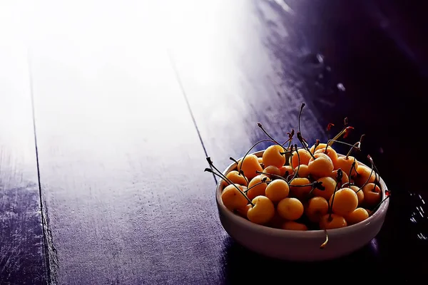 Gula Körsbär Tallrik Sommarvitaminer Bär Körsbär Dessert — Stockfoto