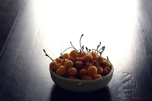 Gula Körsbär Tallrik Sommarvitaminer Bär Körsbär Dessert — Stockfoto