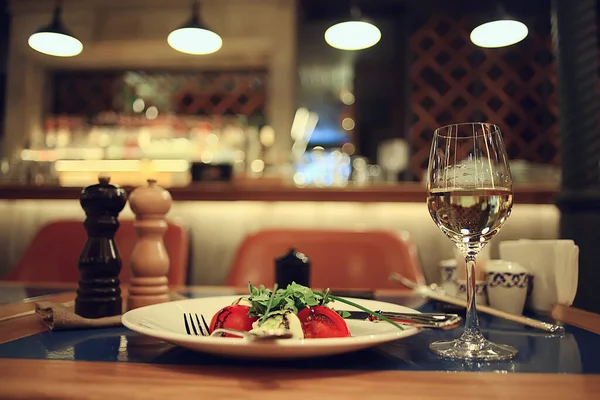 Copa Vino Blanco Restaurante Interior Cena Noche Abstracta Con Alcohol — Foto de Stock