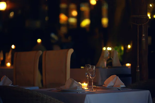 ロマンスディナーレストランテーブルセッティング抽象的なバーテーブルフードとワインの背景 — ストック写真