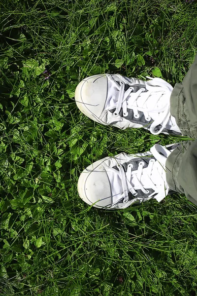 Активний Спосіб Життя Ноги Спортивне Взуття Зеленій Траві Фон Літо — стокове фото