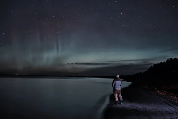 Északi Fény Magányos Ember Partján Gyönyörű Természet Éjszakai Táj — Stock Fotó