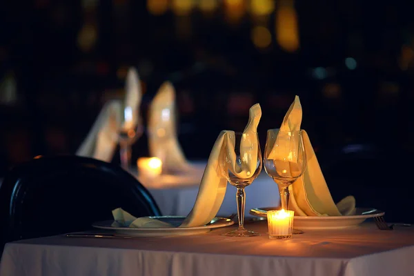 ロマンスディナーレストランテーブルセッティング抽象的なバーテーブルフードとワインの背景 — ストック写真