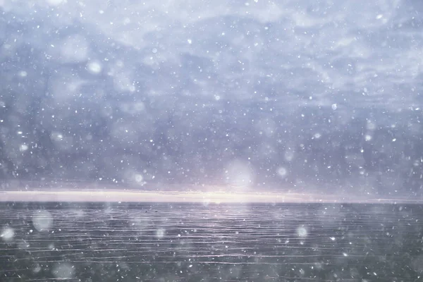 抽象模糊的背景 雪落在海面上 北部寒冷的海面 冬季的气候景色 — 图库照片