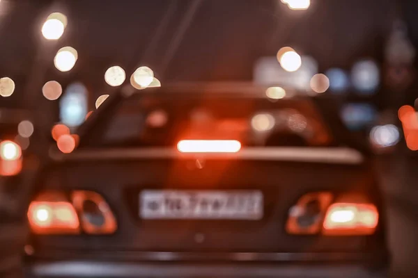 夜の街中の車の交通車からの眺め抽象的な自動車の背景を照らす — ストック写真