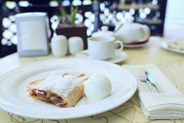 Kafede dondurmalı Avusturya turtası, restoranda tatlı.