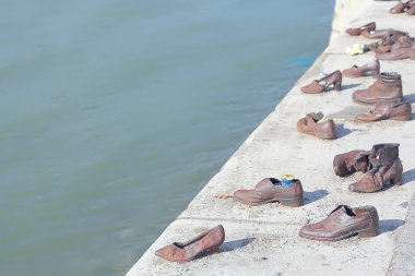 Budapeşte 'deki Yahudilerin anıtı, Tuna seti üzerindeki demir botlar.