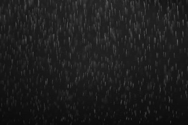 Siyah yağmurun örtülmesi için arka plan, soyut stüdyo su damlalarını düşürür