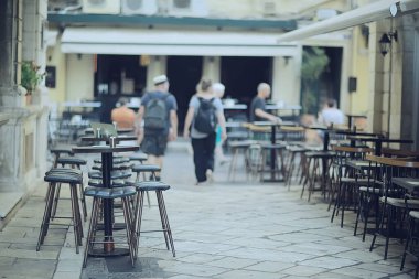 Şehirdeki bulanık arka plan sokak kafesi boş, yaz restoranı karantinası.