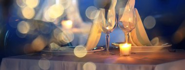 Romantik yemek masası dekorasyonu, soyut bar masa yemeği ve şarap geçmişi.