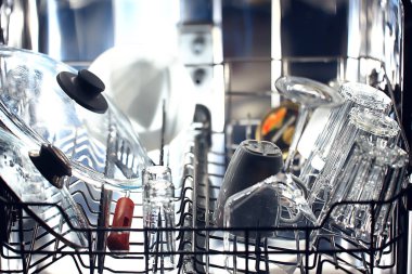 Bulaşık makinesinde bulaşıklar, ev tarzı yaşam tarzı, temizlik ve kolaylık arka planı