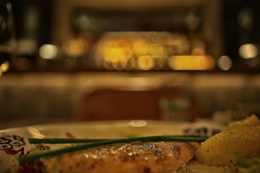 Lokantada bir akşam, bulanık bir arka plan, bokeh, alkol konsepti, bir barda şarap kadehi.