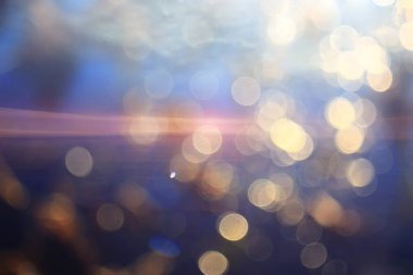 Gölde soyut gün batımı, manzara su ve gökyüzü, bulanık görüş özgürlük doğa kavramı.