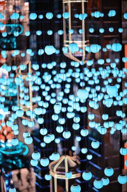 Alışveriş merkezi ışıklandırma manzarası, çelenk lambaları, ışık tasarımı