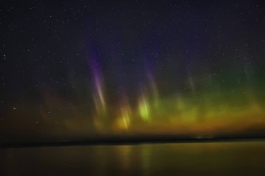 Yaz manzarası aurora borealis, gökyüzünün parlaklığı, soyut gece doğası
