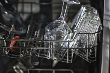 Bulaşık makinesinde bulaşıklar, ev tarzı yaşam tarzı, temizlik ve kolaylık arka planı