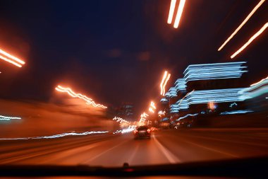 Gece kentinde araba trafiği, arabadan manzara, soyut arka plan ışıkları.