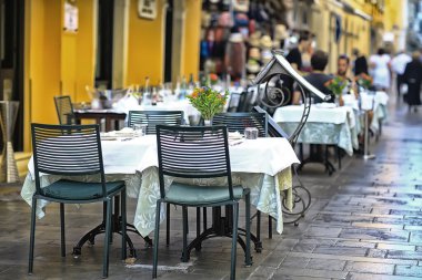 Şehirdeki bulanık arka plan sokak kafesi boş, yaz restoranı karantinası.