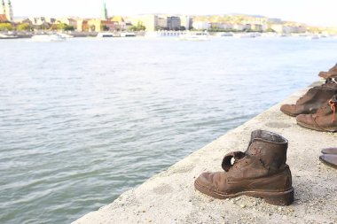Budapeşte 'deki Yahudilerin anıtı, Tuna seti üzerindeki demir botlar.