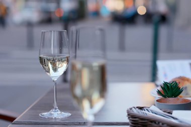 İçi cam gibi beyaz şarap restoranı, bardaki alkollü soyut akşam yemeği.