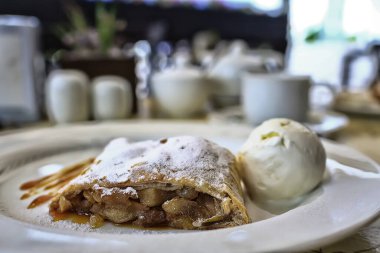 Kafede dondurmalı Avusturya turtası, restoranda tatlı.