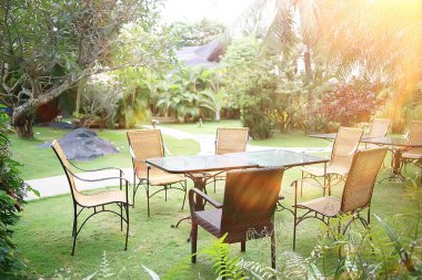 Avrupa Coronavirus 'u karantinaya almayan boş bir yaz kafesi