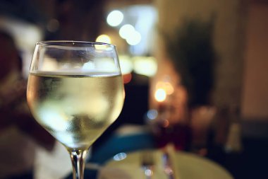 İçi cam gibi beyaz şarap restoranı, bardaki alkollü soyut akşam yemeği.
