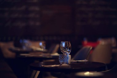 Romantik yemek masası dekorasyonu, soyut bar masa yemeği ve şarap geçmişi.