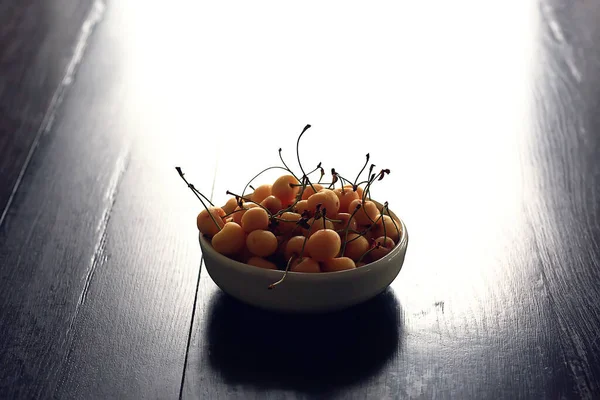 Cerejas Amarelas Uma Chapa Vitaminas Verão Bagas Sobremesa Cerejas — Fotografia de Stock