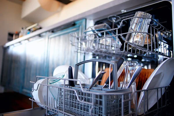 Máquina Lavar Louça Aberta Cozinha Pratos Dentro Pratos Limpos Vista — Fotografia de Stock