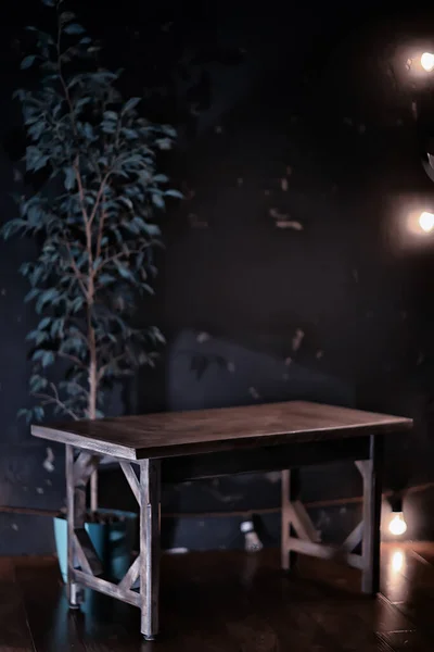 家具コーヒーテーブルロフト家の中のヴィンテージインテリア — ストック写真