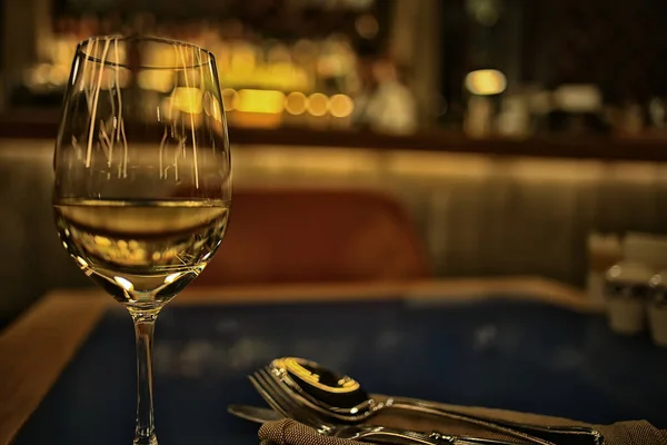 晚上在餐馆里 模糊的抽象背景 Bokeh 酒精概念 酒吧里的酒杯 — 图库照片
