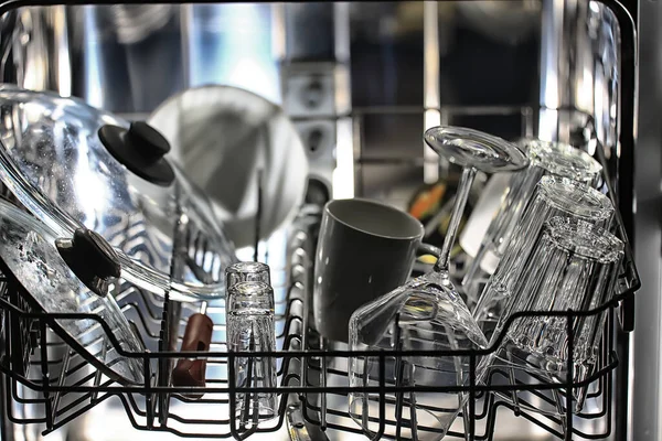 オープン食器洗い機 ホームスタイルのライフスタイル 清潔さと利便性の背景にある料理 — ストック写真