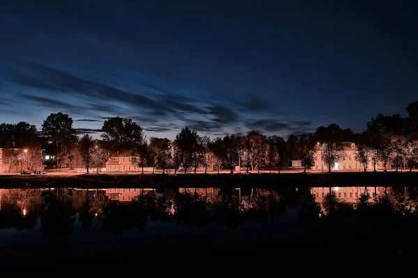 夜晚在公园的风景中 抽象地看到了小巷 树木和灯光在秋天模糊的背景 — 图库照片