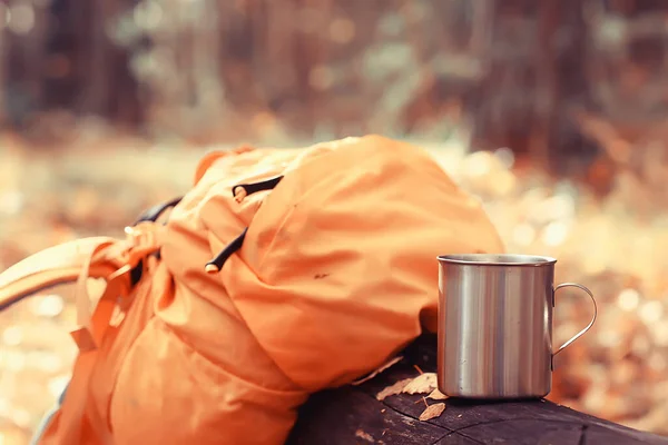 野营旅行时带着热茶的铁杯秋天黄色的公园 — 图库照片