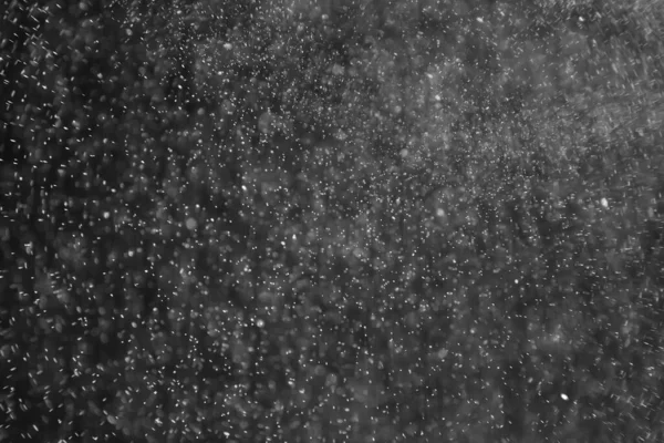 参考译文 在黑色的雪雾中 白色的防波堤覆盖着抽象的背景 — 图库照片