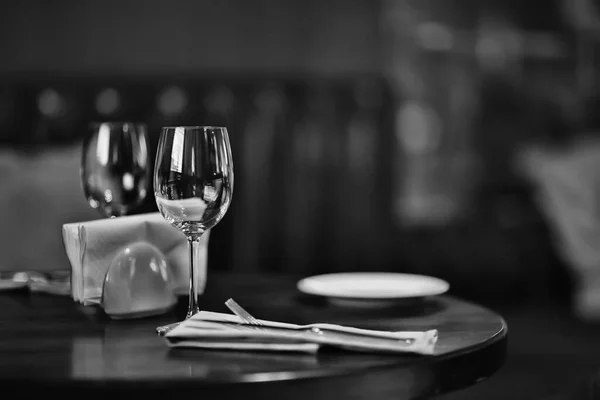 Ρομαντικό Δείπνο Εστιατόριο Ρύθμιση Τραπέζι Φόντο Στην Αφηρημένη Μπαρ Τραπέζι — Φωτογραφία Αρχείου