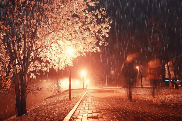 夜市の抽象的な秋の雨の背景10月の夜に落ちる — ストック写真