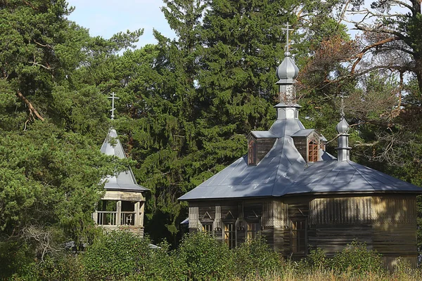 Malý Dřevěný Kostel Lese Letní Krajina Domorodá Ortodoxní Víra Koncept — Stock fotografie