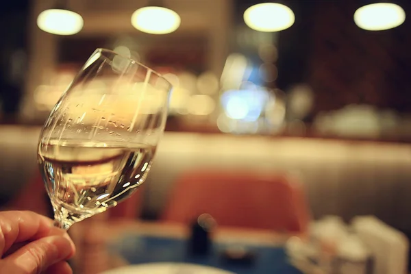 玻璃白葡萄酒餐厅内部 抽象晚餐与酒精在酒吧 — 图库照片