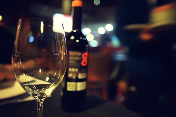 Cam Gibi Beyaz Şarap Restoranı Bardaki Alkollü Soyut Akşam Yemeği — Stok fotoğraf