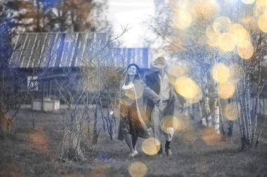 Aşk köyündeki klasik çift siyah-beyaz Fransız retro erkek ve kadın