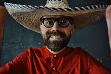 Gözlüklü, gri sakallı, şapkalı hippi adam. Duygusal model adam