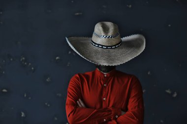 Hasır şapkalı bir adam, yüzünü gizliyor, kılık değiştirmiş bir adam, soyut country müzik tarzı Amerika 'nın batısında.