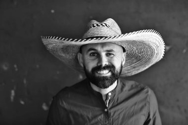 Neşeli adam sakallı sambrero tarzı Meksika Karnavalı hipster seyahati