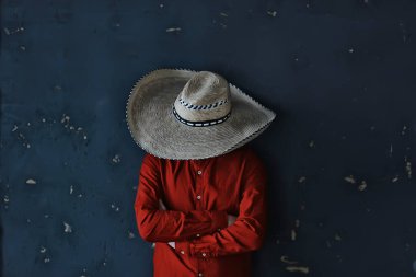 Hasır şapkalı bir adam, yüzünü gizliyor, kılık değiştirmiş bir adam, soyut country müzik tarzı Amerika 'nın batısında.